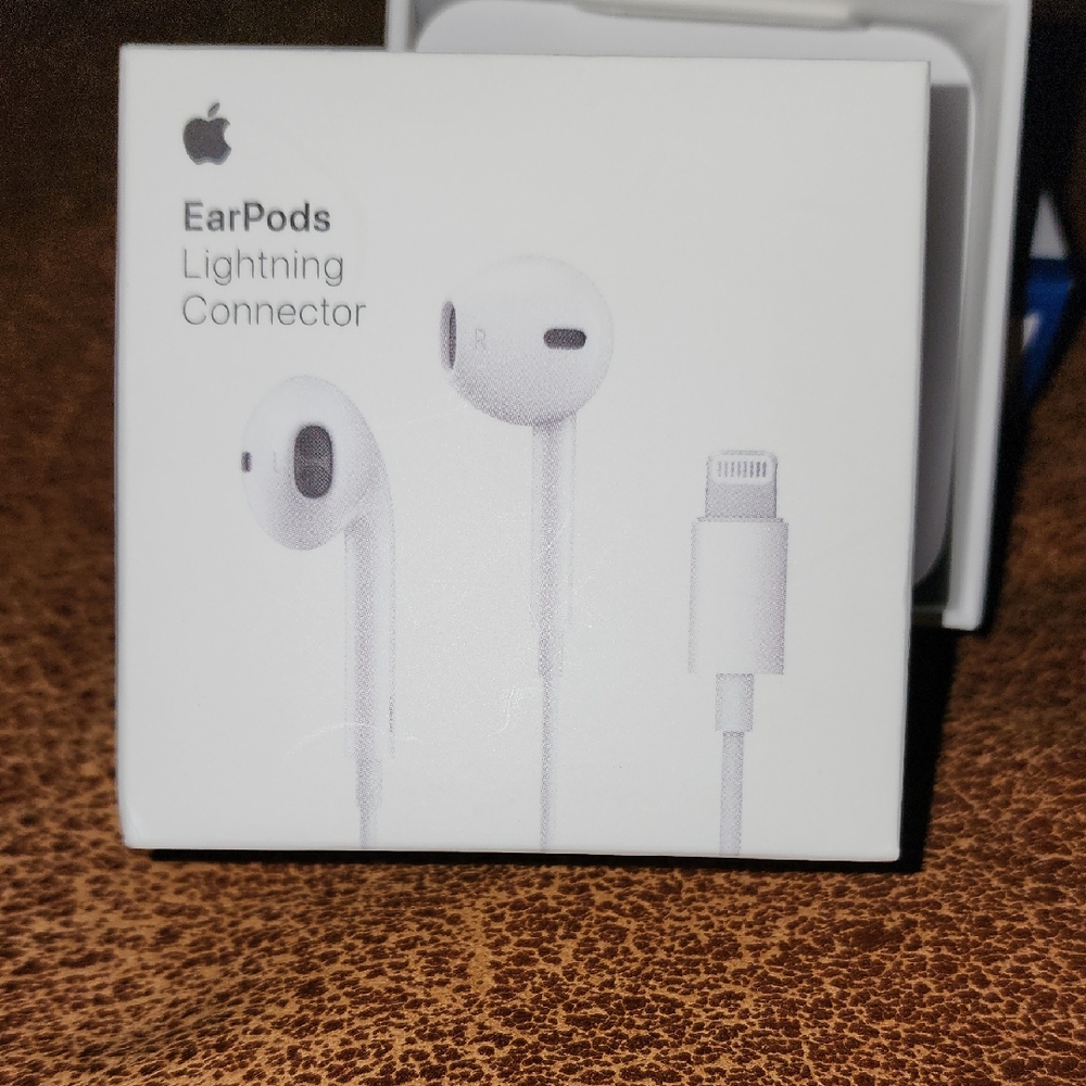 Apple EarPods with Lightning Connector - White Brand New